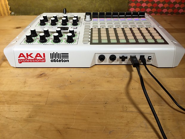 パールホワイトの限定バージョン。AKAI APC40 SE 絶賛発売中
